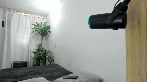 Snapshot of lia_and_felipe chatting on November 30, 8:24 pm Lia y Felipe -- online show from November 30, 8:24 pm