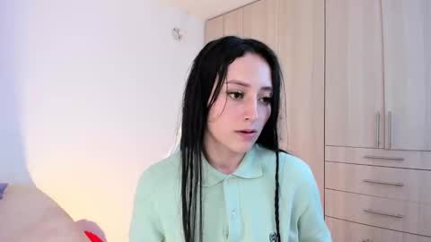 Snapshot of lia_queen610 chatting on December 20, 11:37 pm Little Queen Lia online show from December 20, 11:37 pm