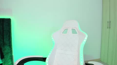 Snapshot of lia_queen610 chatting on February 1, 1:34 am Little Queen Lia online show from February 1, 1:34 am