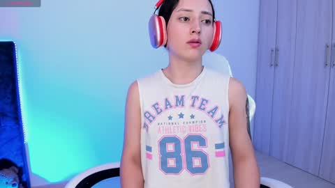 Snapshot of lia_queen610 chatting on February 5, 12:53 am Little Queen Lia online show from February 5, 12:53 am