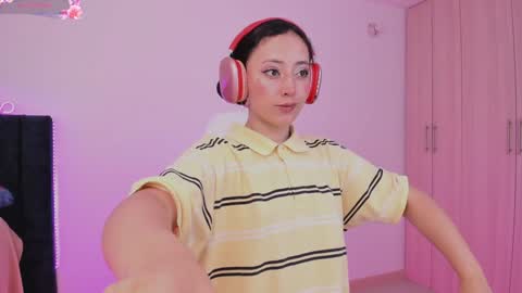 Snapshot of lia_queen610 chatting on February 8, 8:53 pm Little Queen Lia online show from February 8, 8:53 pm