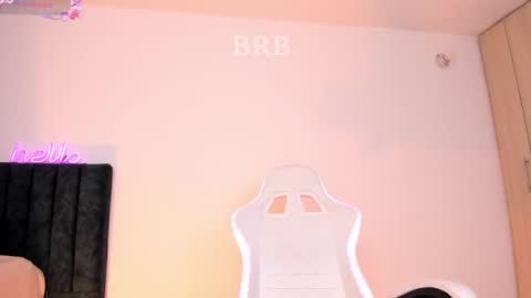 Snapshot of lia_queen610 chatting on February 16, 10:43 pm Little Queen Lia online show from February 16, 10:43 pm