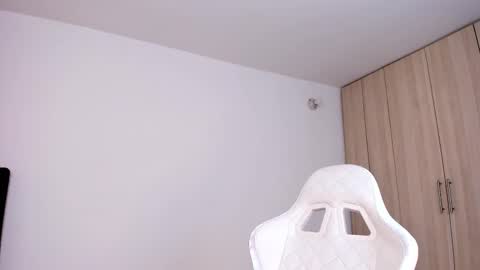 Snapshot of lia_queen610 chatting on February 19, 11:57 pm Little Queen Lia online show from February 19, 11:57 pm