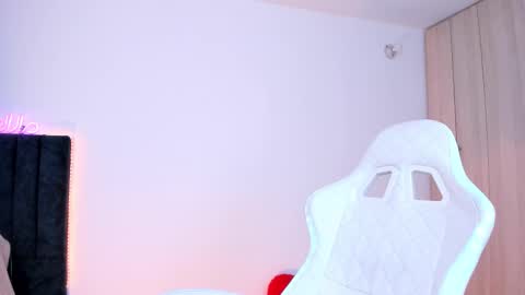 Snapshot of lia_queen610 chatting on February 20, 8:25 pm Little Queen Lia online show from February 20, 8:25 pm