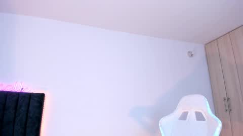 Snapshot of lia_queen610 chatting on February 21, 12:05 am Little Queen Lia online show from February 21, 12:05 am