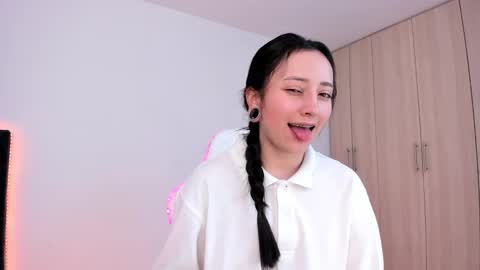 Snapshot of lia_queen610 chatting on March 1, 9:59 pm Little Queen Lia online show from March 1, 9:59 pm