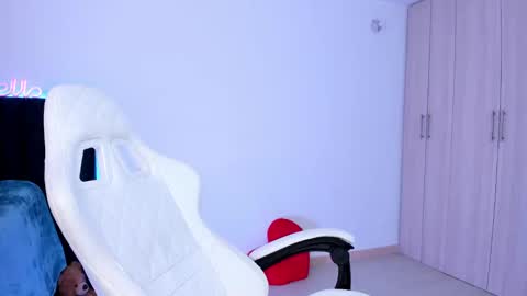 Snapshot of lia_queen610 chatting on March 7, 6:24 am Little Queen Lia online show from March 7, 6:24 am