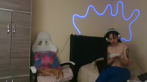 Snapshot of lia_queen610 chatting on November 16, 8:47 pm Little Queen Lia online show from November 16, 8:47 pm