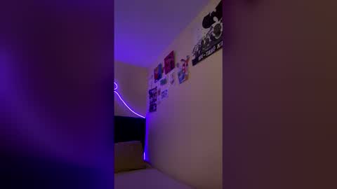 Snapshot of lia_queen610 chatting on December 15, 8:02 pm Little Queen Lia online show from December 15, 8:02 pm