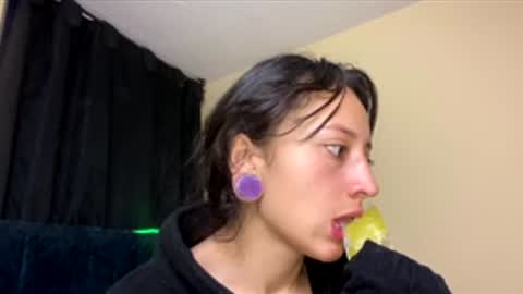 Snapshot of lia_queen610 chatting on February 11, 11:32 pm Little Queen Lia online show from February 11, 11:32 pm