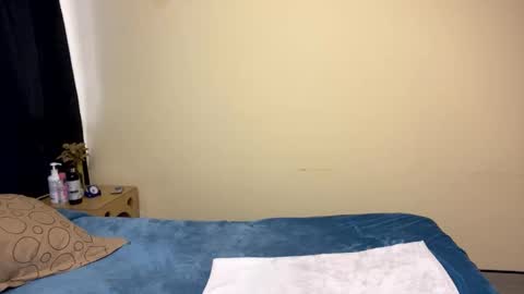 Snapshot of lia_queen610 chatting on February 14, 10:39 pm Little Queen Lia online show from February 14, 10:39 pm