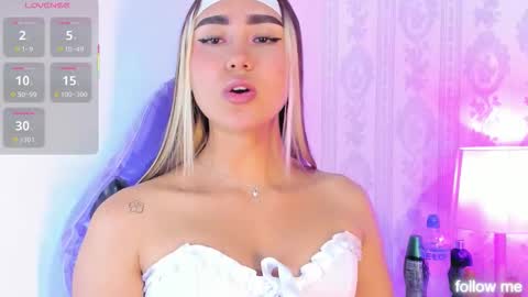 Snapshot of liaa_18 chatting on December 4, 5:39 am Liaa online show from December 4, 5:39 am