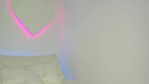 Snapshot of liacampbell__ chatting on May 8, 10:37 pm La online show from May 8, 10:37 pm