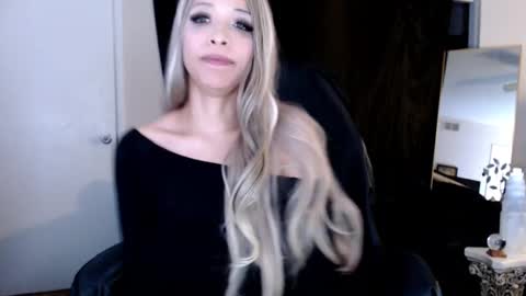 Lia Divina online show from March 11, 11:33 am