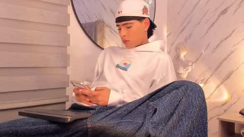 Snapshot of liam_055 chatting on February 28, 5:04 am Liam online show from February 28, 5:04 am