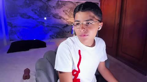 Snapshot of liam_dustin chatting on May 6, 9:31 pm Liam online show from May 6, 9:31 pm