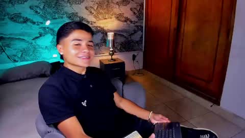 Snapshot of liam_dustin chatting on May 19, 9:43 pm Liam online show from May 19, 9:43 pm