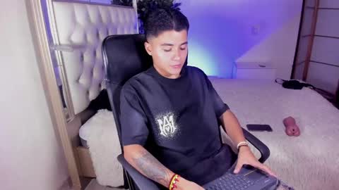 Snapshot of liam_dustin chatting on May 30, 8:50 pm Liam online show from May 30, 8:50 pm
