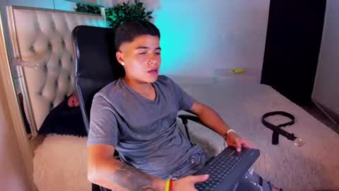 Snapshot of liam_dustin chatting on June 4, 9:21 pm Liam online show from June 4, 9:21 pm