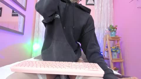 Snapshot of liam_evvan chatting on December 16, 3:00 am Liam online show from December 16, 3:00 am