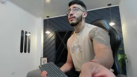 Snapshot of liam_kleiin chatting on November 2, 2:08 pm LIAM KLEIN online show from November 2, 2:08 pm