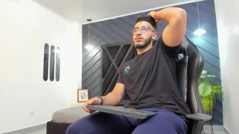 Snapshot of liam_kleiin chatting on November 3, 11:11 am LIAM KLEIN online show from November 3, 11:11 am