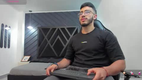 Snapshot of liam_kleiin chatting on November 10, 11:20 am LIAM KLEIN online show from November 10, 11:20 am