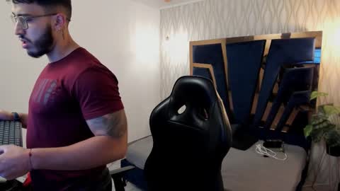 Snapshot of liam_kleiin chatting on December 3, 11:19 am LIAM KLEIN online show from December 3, 11:19 am