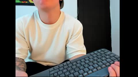 Snapshot of liam_saint chatting on June 25, 12:20 pm Call me Lian online show from June 25, 12:20 pm