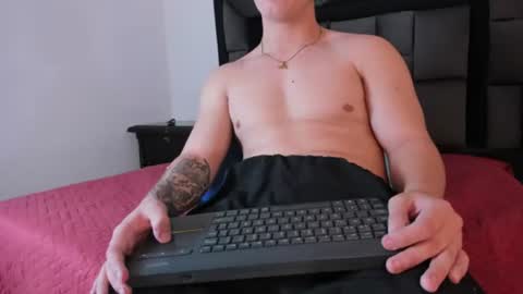Snapshot of liam_saint chatting on July 24, 12:47 pm Call me Lian online show from July 24, 12:47 pm