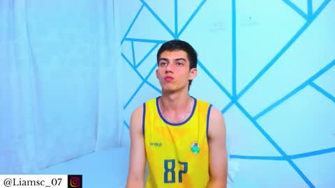 Snapshot of liam_scott77 chatting on December 17, 1:22 am Liam scott77 online show from December 17, 1:22 am