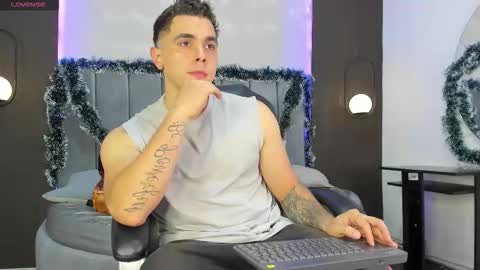 Snapshot of liam_walk chatting on November 21, 10:30 pm Liam online show from November 21, 10:30 pm