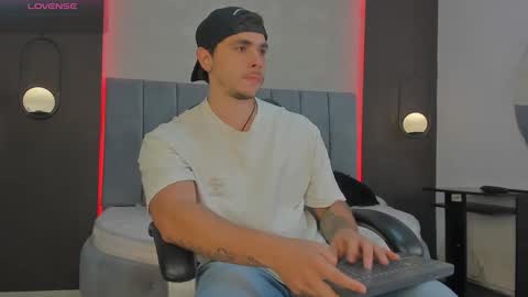 Snapshot of liam_walk chatting on March 20, 10:58 pm Liam online show from March 20, 10:58 pm