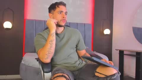 Snapshot of liam_walk chatting on April 13, 12:10 pm Liam online show from April 13, 12:10 pm