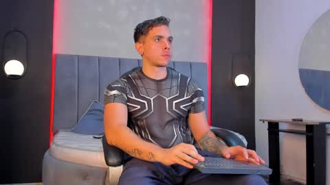 Snapshot of liam_walk chatting on April 15, 12:23 pm Liam online show from April 15, 12:23 pm