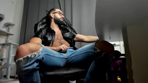 Liam online show from November 12, 8:15 am