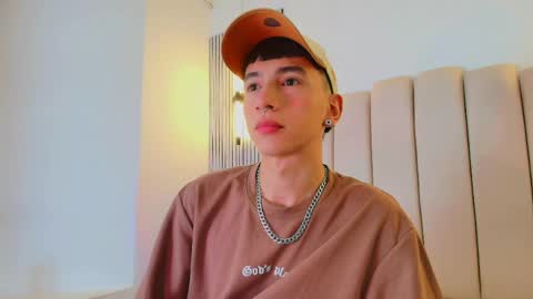 Snapshot of lian_cameron chatting on May 8, 4:07 am lian_cameron online show from May 8, 4:07 am