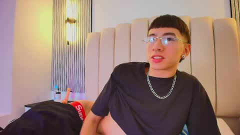 Snapshot of lian_cameron chatting on May 9, 4:17 am lian_cameron online show from May 9, 4:17 am
