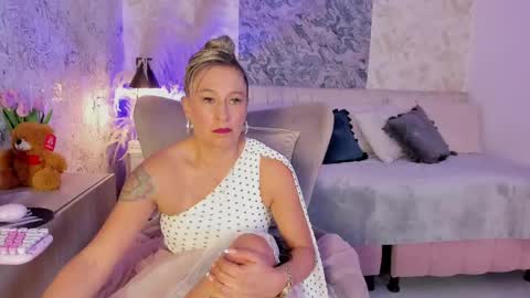 Snapshot of liannaa_ chatting on May 15, 8:05 pm Lian online show from May 15, 8:05 pm