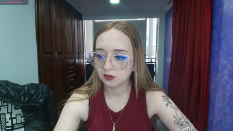 Snapshot of liaroberts1 chatting on December 2, 7:49 pm Lia Roberts online show from December 2, 7:49 pm