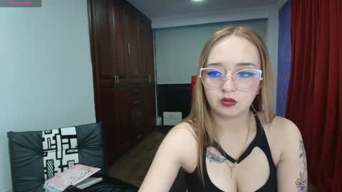 Snapshot of liaroberts1 chatting on December 2, 11:07 pm Lia Roberts online show from December 2, 11:07 pm