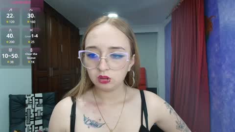 Snapshot of liaroberts1 chatting on December 4, 1:58 am Lia Roberts online show from December 4, 1:58 am