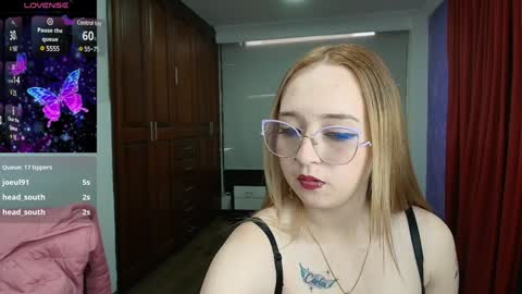 Snapshot of liaroberts1 chatting on December 5, 9:17 pm Lia Roberts online show from December 5, 9:17 pm