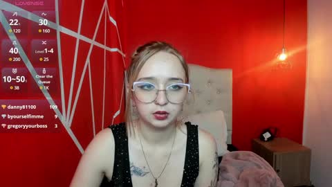 Snapshot of liaroberts1 chatting on December 10, 4:06 pm Lia Roberts online show from December 10, 4:06 pm