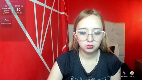 Snapshot of liaroberts1 chatting on December 18, 12:07 pm Lia Roberts online show from December 18, 12:07 pm
