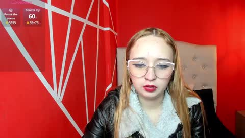 Snapshot of liaroberts1 chatting on December 21, 11:33 am Lia Roberts online show from December 21, 11:33 am
