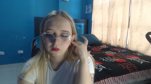 Snapshot of liaroberts1 chatting on October 6, 12:02 pm Lia Roberts online show from October 6, 12:02 pm