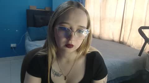 Snapshot of liaroberts1 chatting on October 20, 11:54 am Lia Roberts online show from October 20, 11:54 am