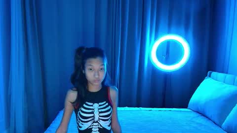 Lihn Pham online show from November 18, 7:07 pm