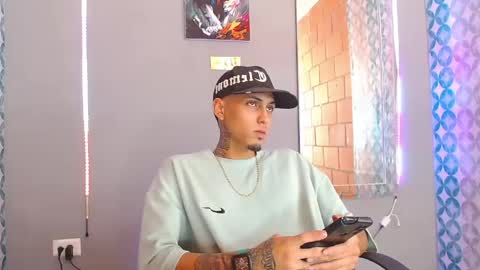Snapshot of liiaam_lee_ chatting on May 7, 8:58 pm Daniel online show from May 7, 8:58 pm